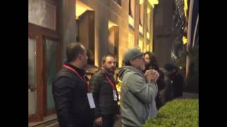 Maradona esce dall'Hotel Vesuvio, i tifosi del Napoli in delirio