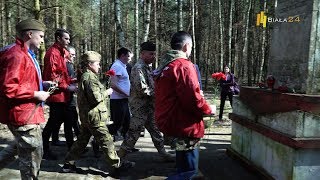 Porządkowanie i złożenie kwiatów na cmentarzu jeńców radzieckich