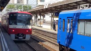 【神奈川新町駅を出発する新1000形】京急新1000形1049編成 平日28行路 25H[724H] 特急 三崎口行 神奈川新町駅発車！[2023.07.07(金)]