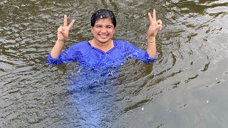 Mallu girl bathing in ponmudi river പൊന്മുടി പുഴയിൽ ഒരടിപൊളി കുളി🤩