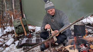 Bushcraft on a Rainy Winter Day. Survival Style Shelter. Hot Soup.