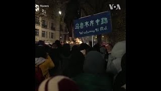 抗议者在中国驻英使馆外集会 支持中国民众反封控