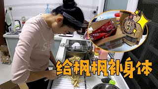 Feng Feng's body is too weak recently, so Bao's mother cooks a lot of tonic soup for Feng Feng