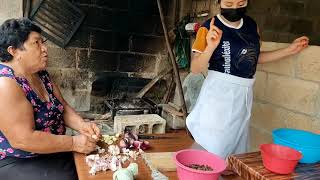 Elaboración de recados yucatecos: blanco, rojo y negro.