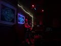 ivor está ao vivo no bro cave pub em florianópolis