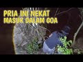 pria ini nekat masuk dalam goa angker