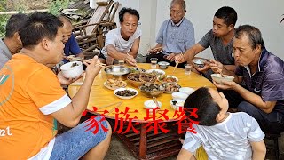 大嫂來縣城接燕子回家，沒想到家裏這麽熱鬧，家族聚餐畫面好溫馨