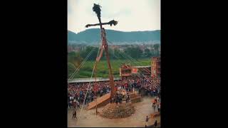 Lingo (long pole) standing and lowering jatra, लिङ्गो ढाल्ने जात्रा, 5 storied temple, Bhaktapur