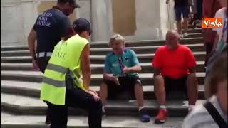 Massimo Ferrero si siede sulle scale a Piazza di Spagna e i vigili lo sgridano