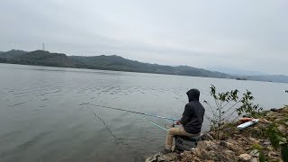 惡劣天氣在湖邊凍得發抖，三兩好友白天釣魚晚上吹牛，空軍也不怕！【野釣長空】