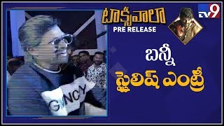 Allu Arjun stylish entry at Taxiwala Pre Release Event - TV9