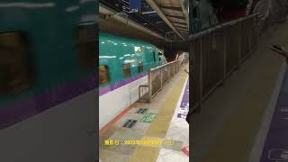 東京駅に到着する東北新幹線「はやぶさ」と秋田新幹線「こまち」