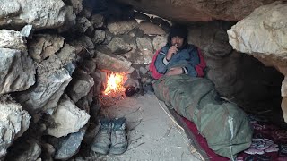 Build a warm and cozy cave with a fireplace inside/winter survival camp