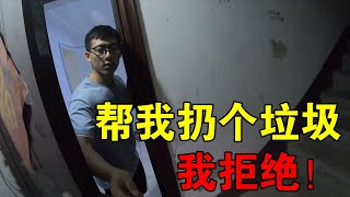 顾客：帮我扔垃圾！不扔差评！外卖小哥：你给差评吧！我就不扔！【皮皮皮卡乒】