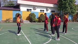 mengajar teknik dasar bola basket