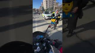 Ehliyetsiz motosiklet sürücüsü, yardım isteyen trafik polisine böyle denk geldi.