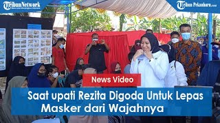 SAAT Bupati Inhu Rezita Digoda Ibu-ibu Untuk Melepaskan Masker dari Wajahnya