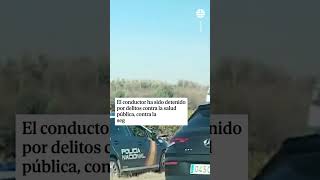 El momento en que un tráiler que transportaba marihuana se sale de la carretera tras una persecución