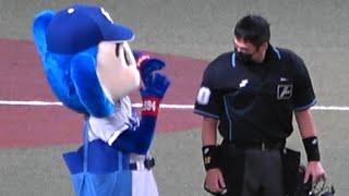 2022.09.21 球審の白井さんと目が合ってビビるドアラと、ドデスカ始球式