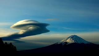 自宅の２階から撮影した富士山とUFO型吊るし雲。Mt. Fuji and UFO type hanging clouds.