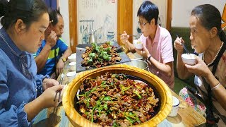 牛蛙黄喉牛肉，全是硬菜，九九请客，苗大姐买单，太坏了【湘西九九美食】