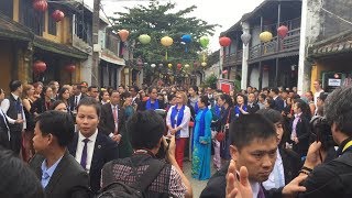 Phu nhân, phu quân lãnh đạo APEC thăm HỘI AN, thích thú trước làng lụa truyền thống