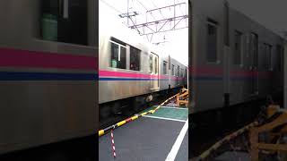 【京王線走行動画】柴崎駅前の踏切を通過する9000系　#Shorts