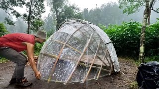 顶着倾盆大雨，做一个像蜗牛壳一样的庇护所，窝里面睡觉才舒服！