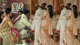 Anant Ambani forcefully kissing Radhika Merchant infrotn of Nita Ambani, Mukesh Ambani at Wedding