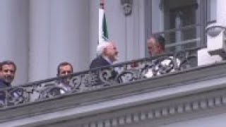 Zarif on balcony, Hammond comments on talks