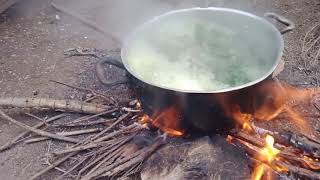 طريقة طبخ السبانخ على الحطب حياة الجبال و البرية مع سلاف طباخة البرية