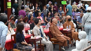 玉佛寺義賣懷舊小吃飄香..闔家過假日..義唱懷念旋律..勾出往日情懷..難得四合院中庭廟會親切景象...