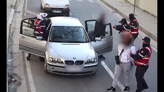 Policia në aksion: Nga ndalimi i makinës tek futja në furgon, shihni pamjet