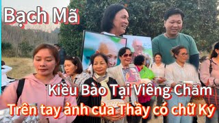 Bất Ngờ anh Therrawat mang ảnh có chữ ký của thầy, và bà con kiều bào Lào tại Viêng Chăm