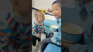 哥哥给弟弟喂面条，喂了个寂寞🤣 #人类幼崽有多可爱 #人类幼崽 #暑期总结