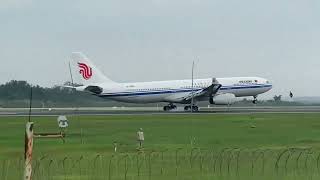 双流机场国航的航班每天都比川航还要多China Airlines has more flights than Sichuan Airlines every dayatShuangliu Airport