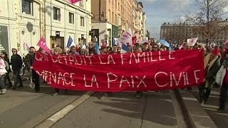 Francia. Conservatori in piazza contro matrimonio gay e programma educazione governo