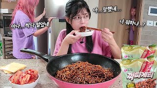 Nareum_I got caught secretly eating ramen at my friend's house at night. MUKBANG!