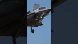 【航空自衛隊にも早く欲しい】ゆーっくり飛んでくるF-35B やはりSTOVLは奇妙ですが、早く航空自衛隊でも見てみたいですね。あ、これはイギリス空軍です。