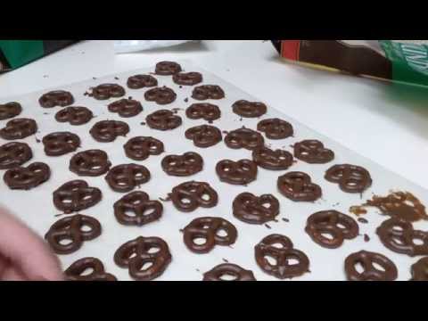 DIY: Yummy Chocolate Covered Pretzels DIY: Yummy Chocolate Covered Pretzels