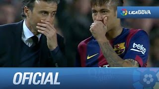 Luis Enrique y Neymar hablando sobre una posible sustitución
