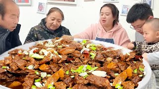 赶大集买15斤猪肉，丹丹做个猪肉炖酸菜，酸爽开胃又解馋！【胖手手丹丹】