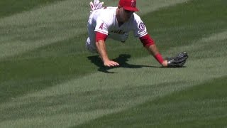 TEX@LAA: Trout shaken up but remains in the game