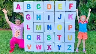 Nastya und Papa lernen das englische Alphabet