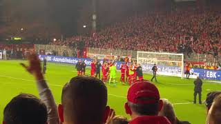 1.FC Union Berlin-Hertha BSC, radość graczy i fanów po meczu. Unioner freuen sich nach dem Derbysieg