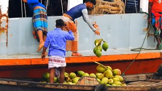 মাঝনদীতে লঞ্চ থেকে ট্রলারে করে নামানো হচ্ছে ডাব,