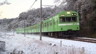 雪の奈良線を行く103系NS402編成　2012/2/18