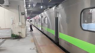 1262次新竹發車經由西部幹線開往基隆的銀綠色微笑號EMU900型十輛一編組EMU901車王區間車，142次潮州發車經由西部幹線開往七堵的PP自強號