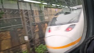 401次台東發車經由花東線開往樹林的超優質半直達TEMU1004+TEMU1003太魯閣自強號，和117A次迴送基隆的代班EMU3000型十二輛編組EMU3030皮蛋豆腐騰雲號綠色帶新城際自強號列車