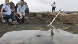 往水坑投100斤诱饵打窝，抽干后鱼越抓越多，各种猛货齐聚好劲爆